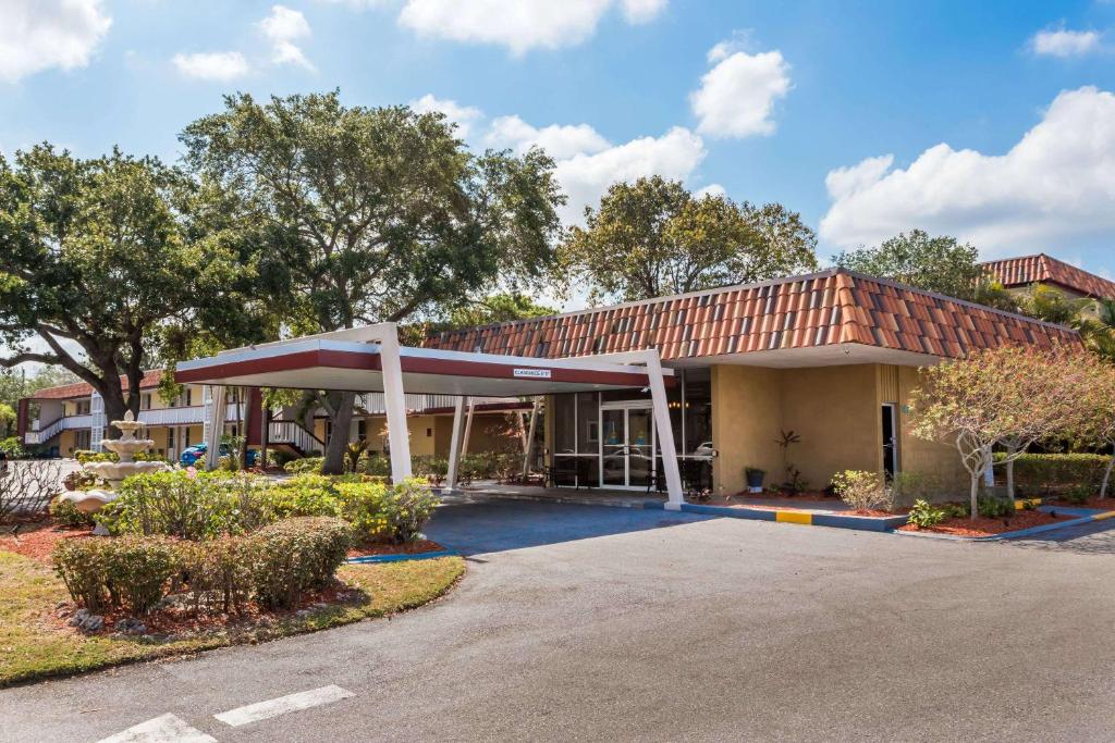 Baymont by Wyndham Sarasota - main image