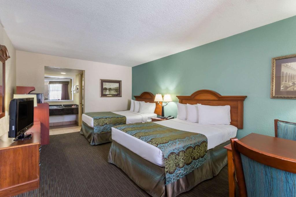 Baymont by Wyndham Sarasota - image 2