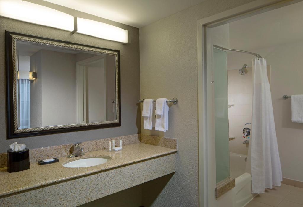 Courtyard by Marriott Fort Lauderdale Airport & Cruise Port - image 5