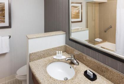 Courtyard by Marriott Miami at Dolphin Mall - image 5