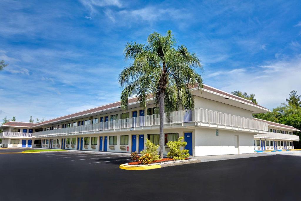 Motel 6 Dania Beach - image 3