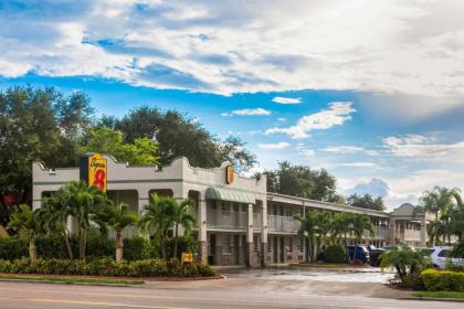 Super 8 By Wyndham Bradenton Sarasota Area