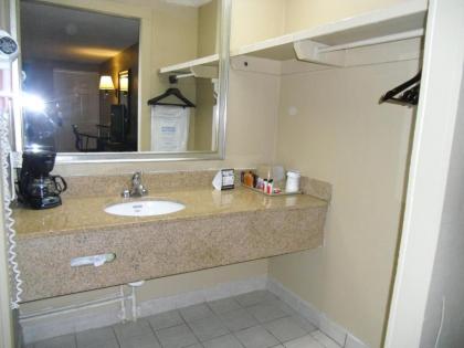 Super 8 by Wyndham Lantana West Palm Beach - image 3