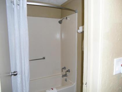 Super 8 by Wyndham Lantana West Palm Beach - image 5