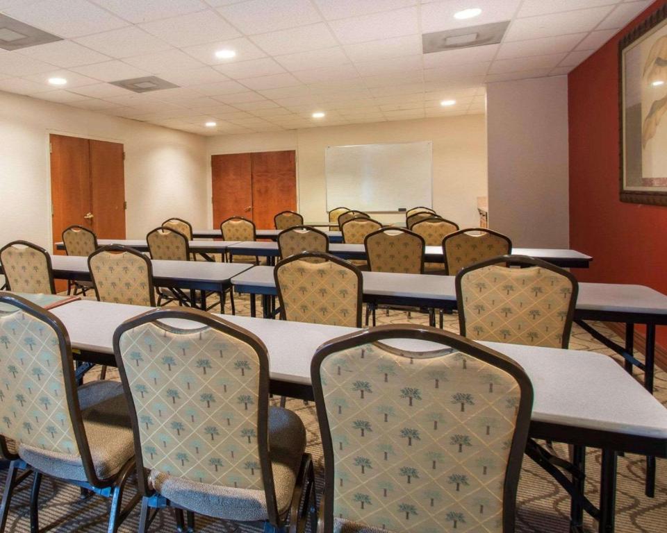 Comfort Suites Fort Pierce I-95 - image 2