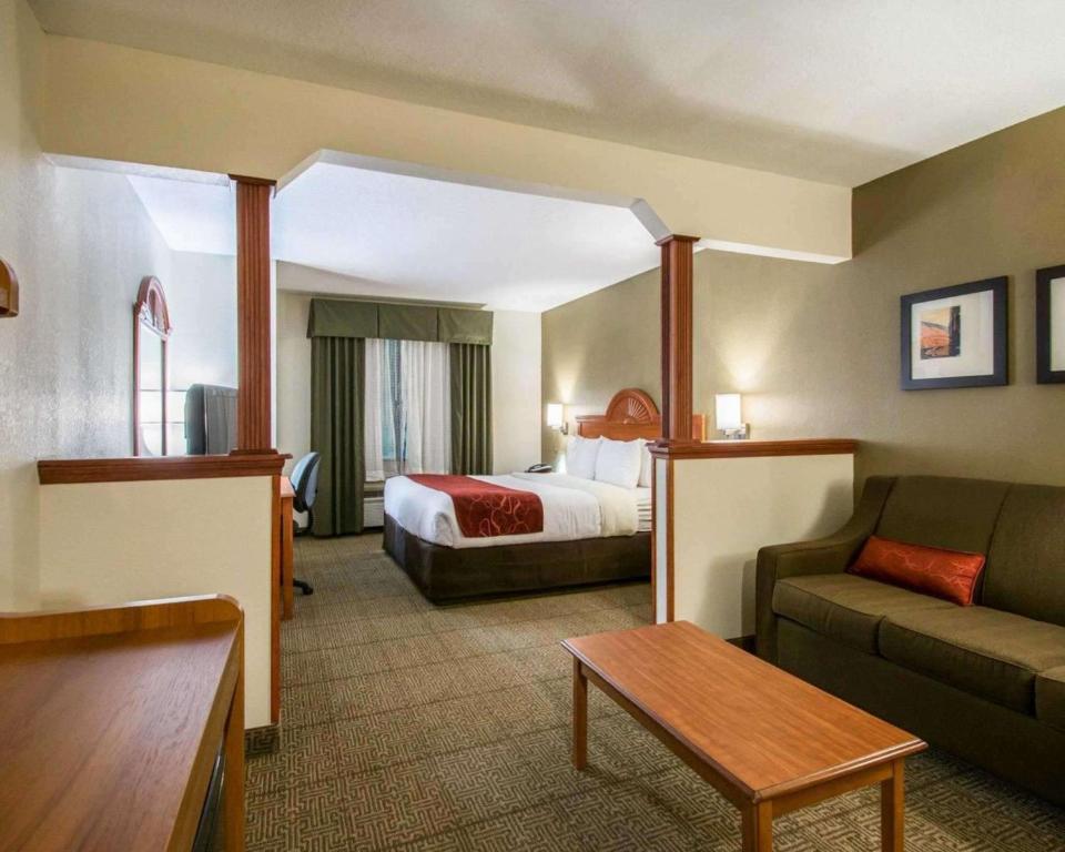 Comfort Suites Fort Pierce I-95 - image 5