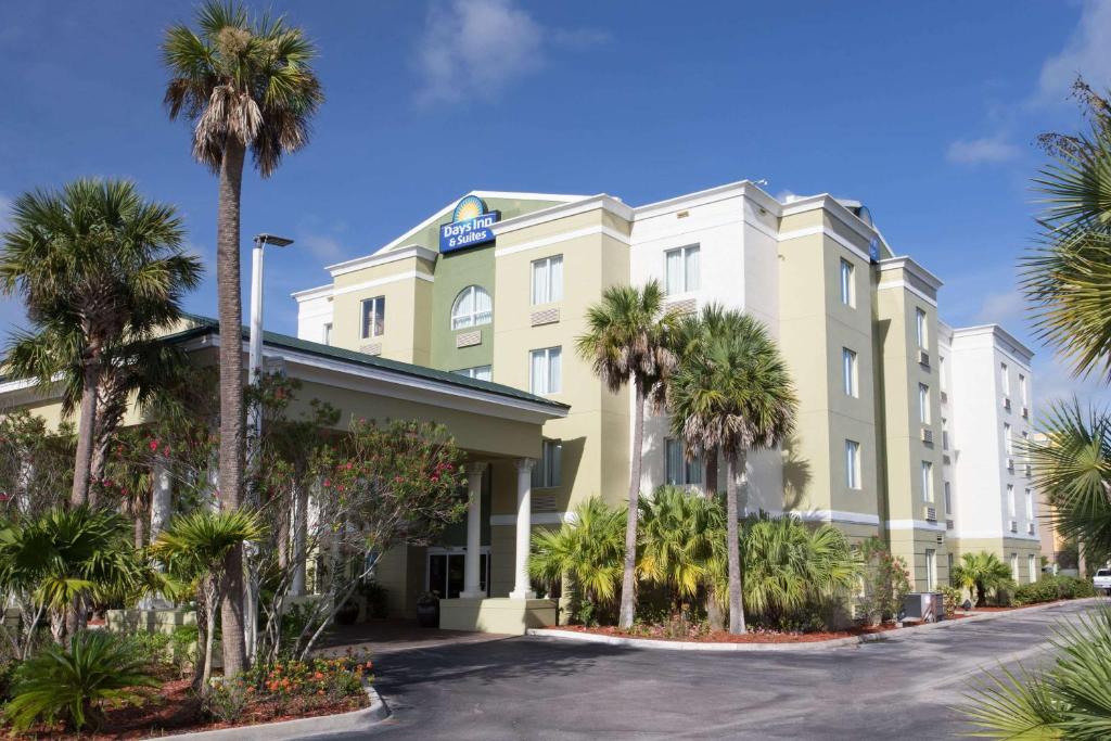 Days Inn & Suites by Wyndham Fort Pierce I-95 - main image