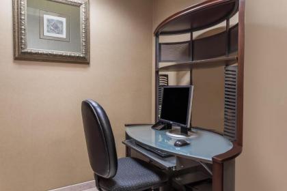 Days Inn & Suites by Wyndham Fort Pierce I-95 - image 2
