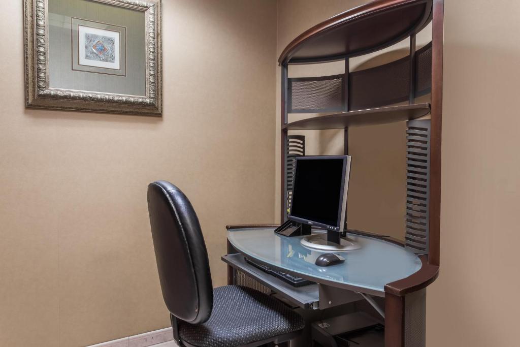 Days Inn & Suites by Wyndham Fort Pierce I-95 - image 2