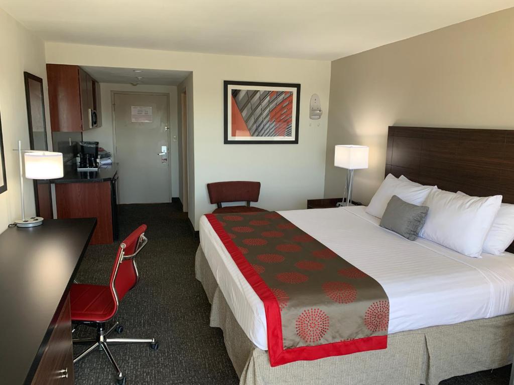 Ramada by Wyndham Sarasota Waterfront - image 4