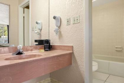 Days Inn by Wyndham Fort Pierce Midtown - image 4