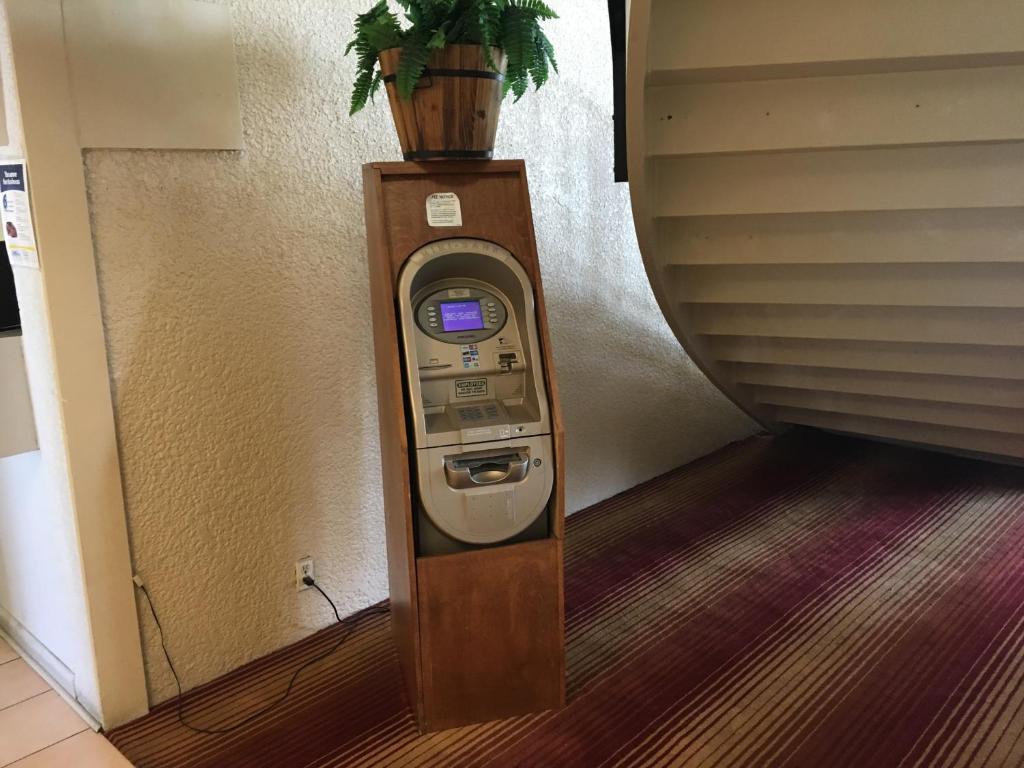 Days Inn by Wyndham Fort Pierce Midtown - image 5