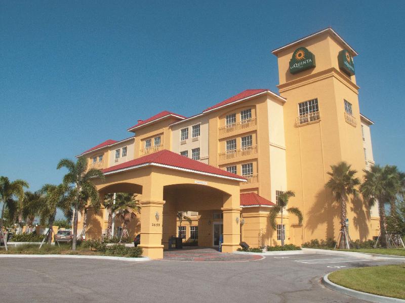 La Quinta Inn & Suites by Wyndham Ft. Pierce - main image