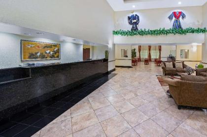 La Quinta Inn & Suites by Wyndham Ft. Pierce - image 2