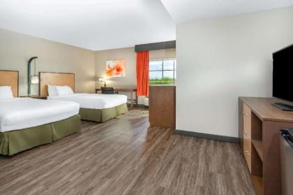 La Quinta Inn & Suites by Wyndham Ft. Pierce - image 3