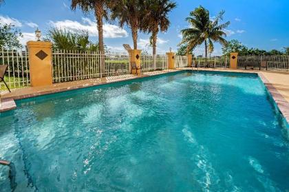 La Quinta Inn & Suites by Wyndham Ft. Pierce - image 4