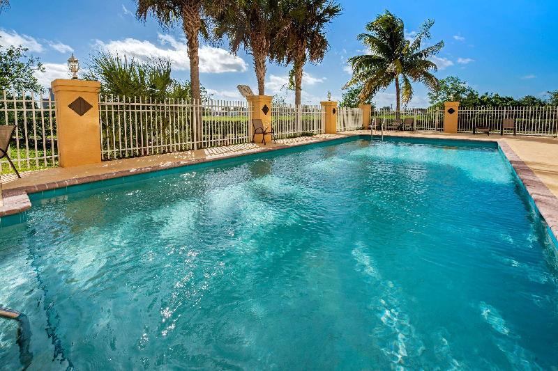 La Quinta Inn & Suites by Wyndham Ft. Pierce - image 4