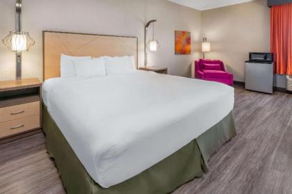 La Quinta Inn & Suites by Wyndham Ft. Pierce - image 5