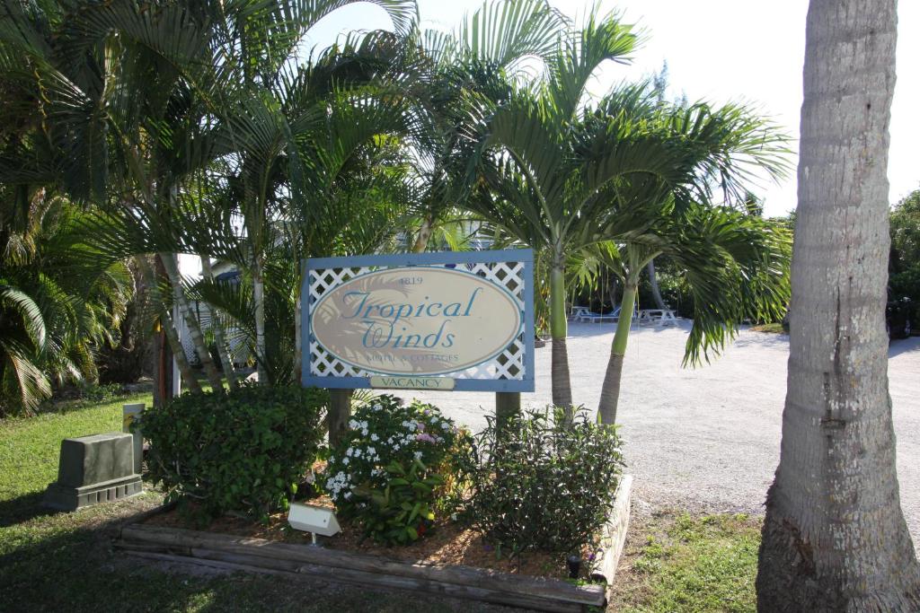 Tropical Winds Beachfront Motel and Cottages - main image