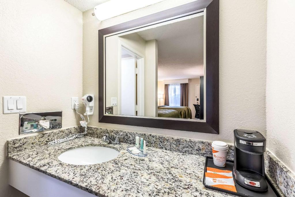 Quality Inn Palm Beach International Airport - image 4