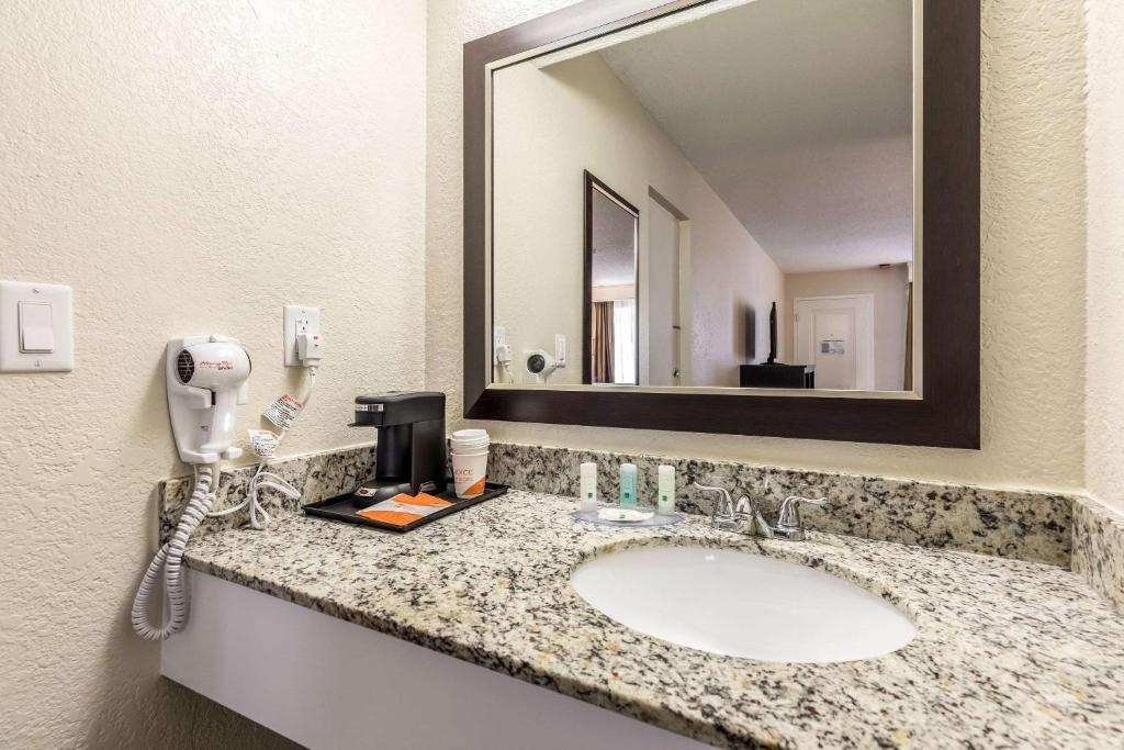 Quality Inn Palm Beach International Airport - image 5