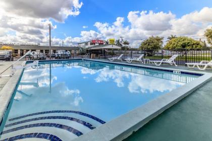 Budget Host Inn Florida City - image 1