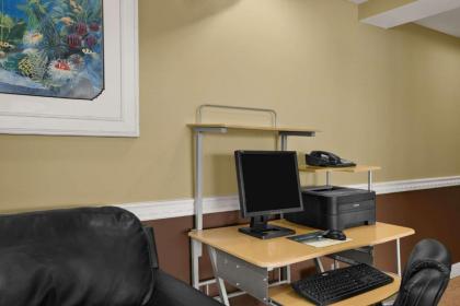 Super 8 by Wyndham Fort Myers - image 2