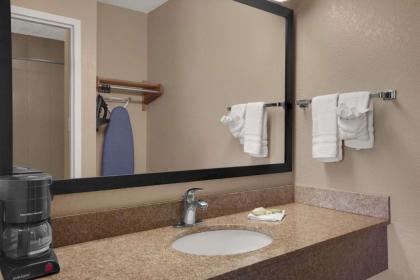 Super 8 by Wyndham Fort Myers - image 3