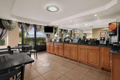 Super 8 by Wyndham Fort Myers - image 4