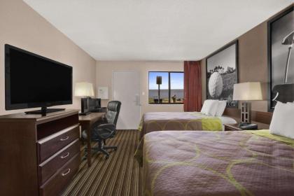 Super 8 by Wyndham Fort Myers - image 5