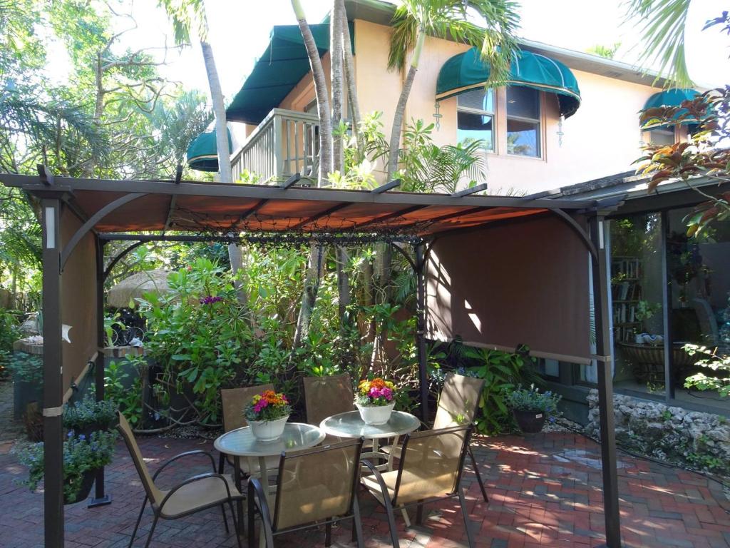 Suite Dreams Inn by the Beach - image 4
