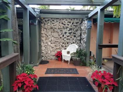 Suite Dreams Inn by the Beach - image 5