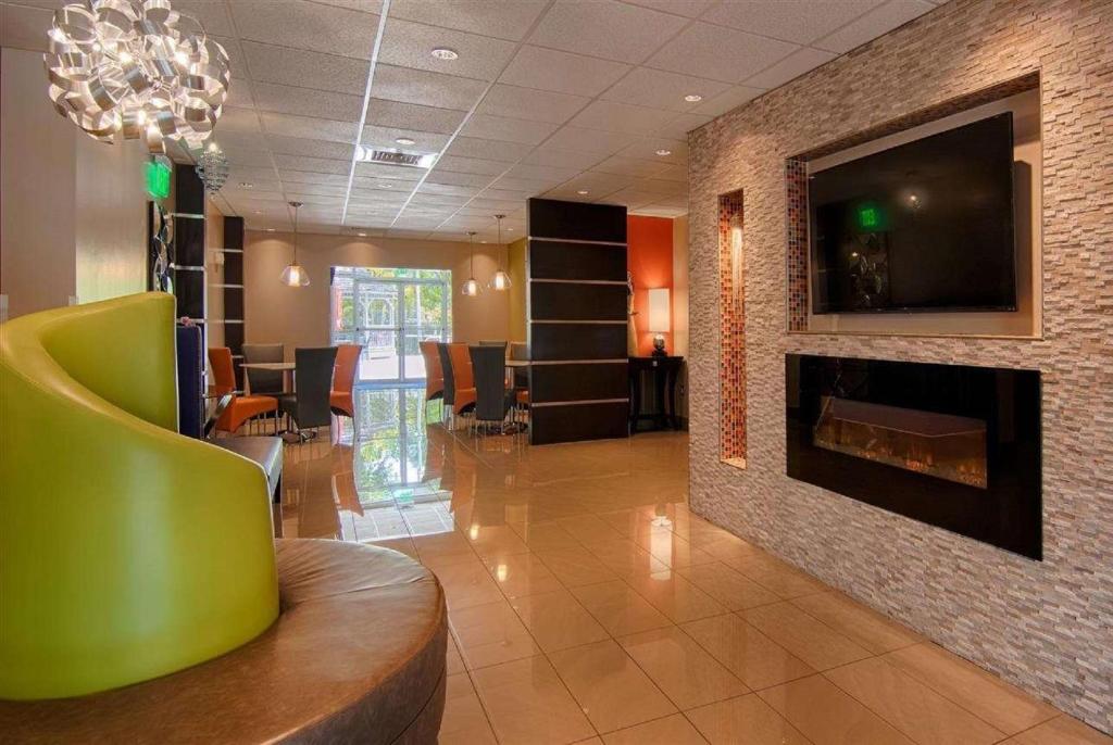 Days Inn & Suites by Wyndham Bonita Springs North Naples - image 5