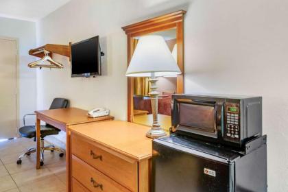 Econo Lodge North - image 2