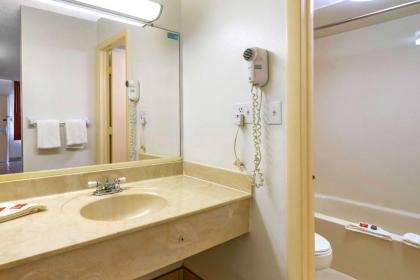 Econo Lodge North - image 5
