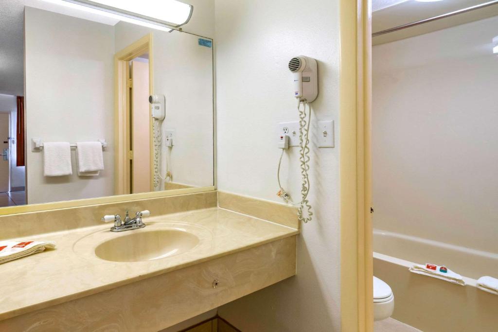 Econo Lodge North - image 5
