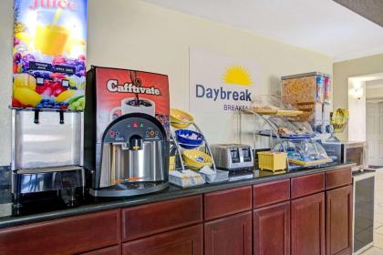 Days Inn & Suites by Wyndham Tampa near Ybor City - image 4