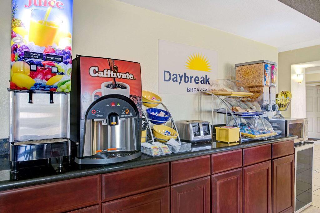 Days Inn & Suites by Wyndham Tampa near Ybor City - image 4