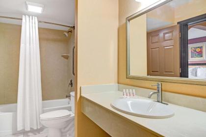 Days Inn & Suites by Wyndham Tampa near Ybor City - image 5