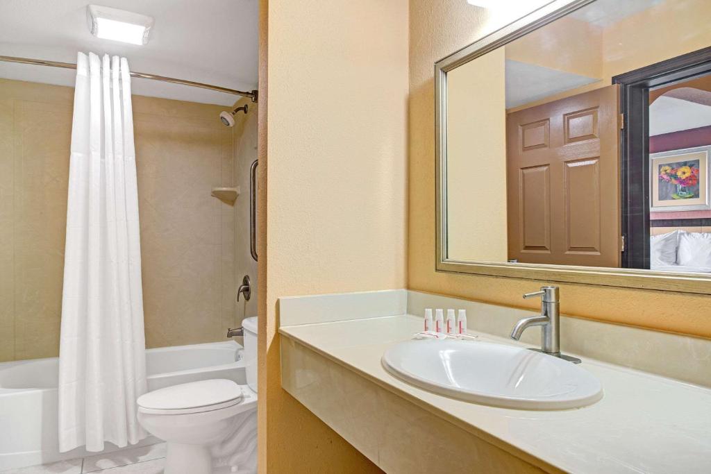 Days Inn & Suites by Wyndham Tampa near Ybor City - image 5