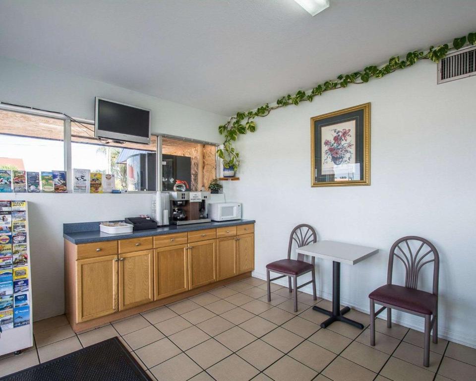 Rodeway Inn Fort Pierce I-95 - image 5