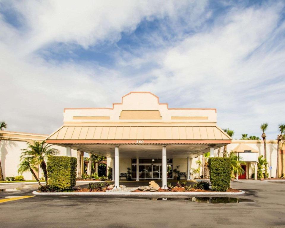 Econo Lodge Port Canaveral Area - image 4