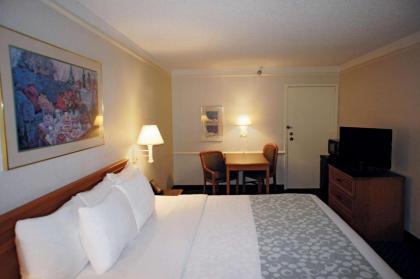 La Quinta Inn by Wyndham Tampa Bay Pinellas Park Clearwater - image 3