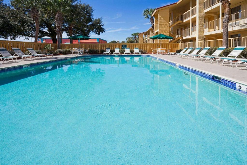 La Quinta Inn by Wyndham Orlando Airport West - main image