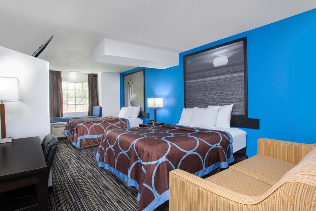 Super 8 by Wyndham Pensacola - image 5