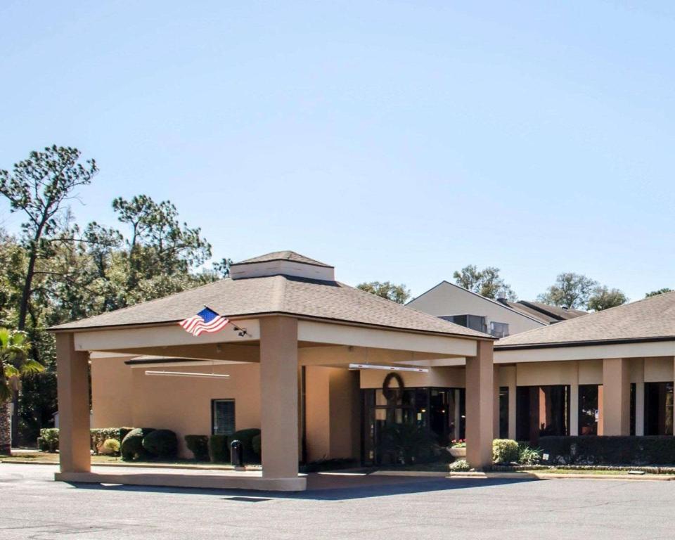 Quality Inn & Suites Pensacola Bayview - main image