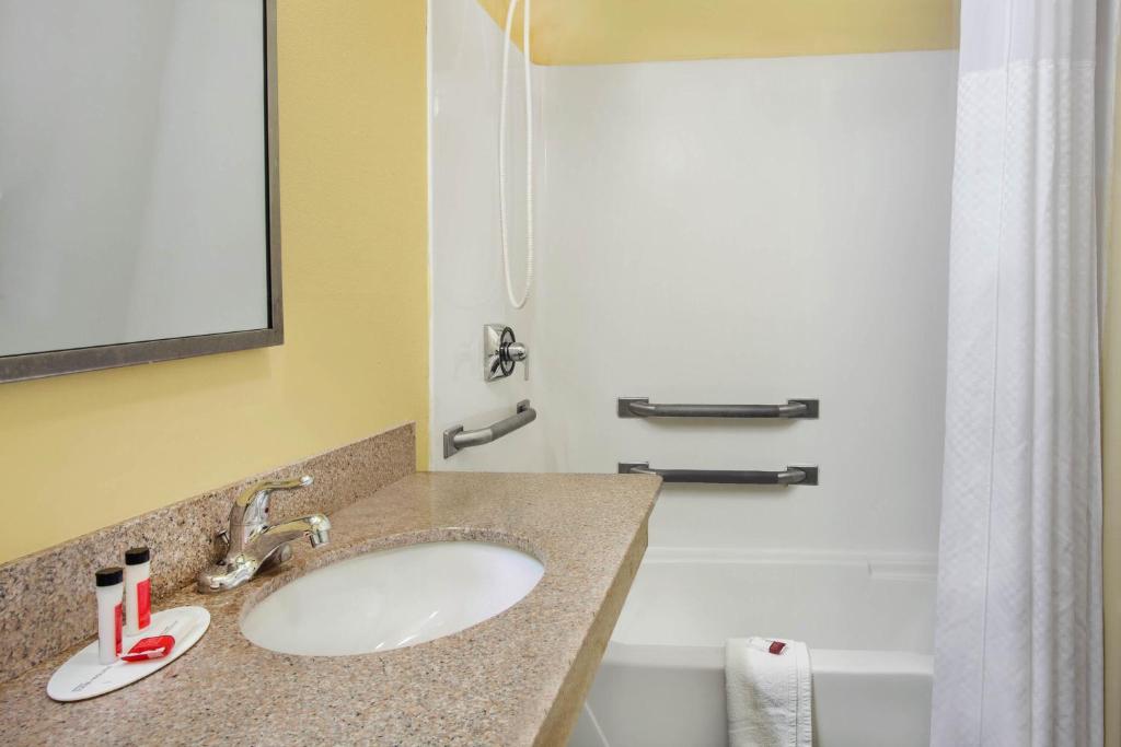 Days Inn by Wyndham Pensacola West - image 2