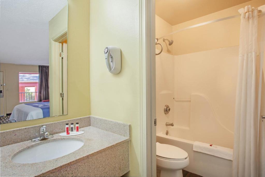 Days Inn by Wyndham Pensacola West - image 3