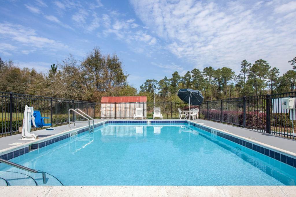 Days Inn by Wyndham Pensacola West - image 4