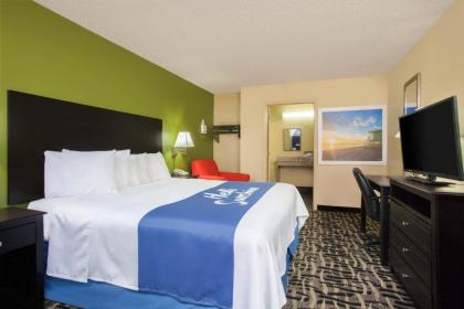 Days Inn by Wyndham Pensacola West - image 5